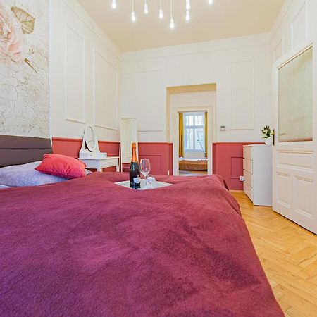 Colorful Wenceslas Square Apartment Prague Exterior photo